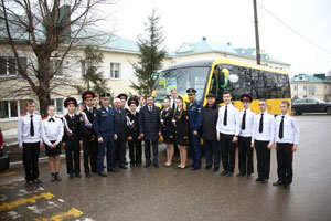 «КАМАЗ» подарил автобус кадетской школе