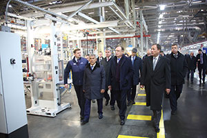 Полпред Игорь Комаров и президент Татарстана посетили «КАМАЗ»