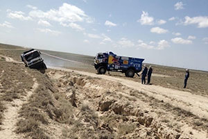 Экипаж Николаева перевернулся в Казахстане