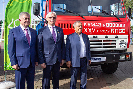 В Набережных Челнах отметили 400-летие города и 50-летие первого автомобиля КАМАЗ
